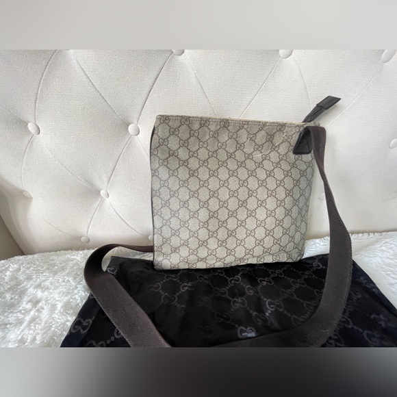 GUCCI Supreme Canvas Flat Messenger Crossbody Bag - Picture 2 of 8